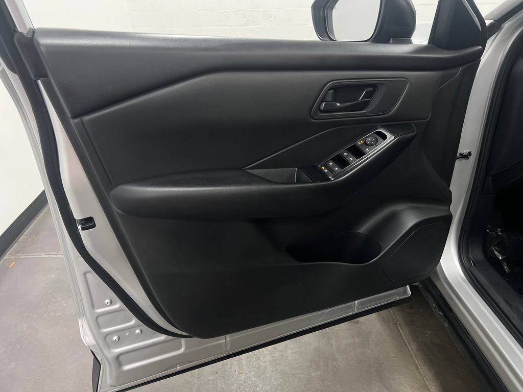 Used 2024 Nissan Rogue S FWD image 11