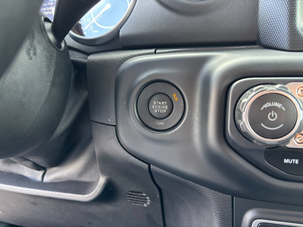 Used 2018 Jeep Wrangler Unlimited Sahara w/ Dual Top Group AWD/4WD image 30
