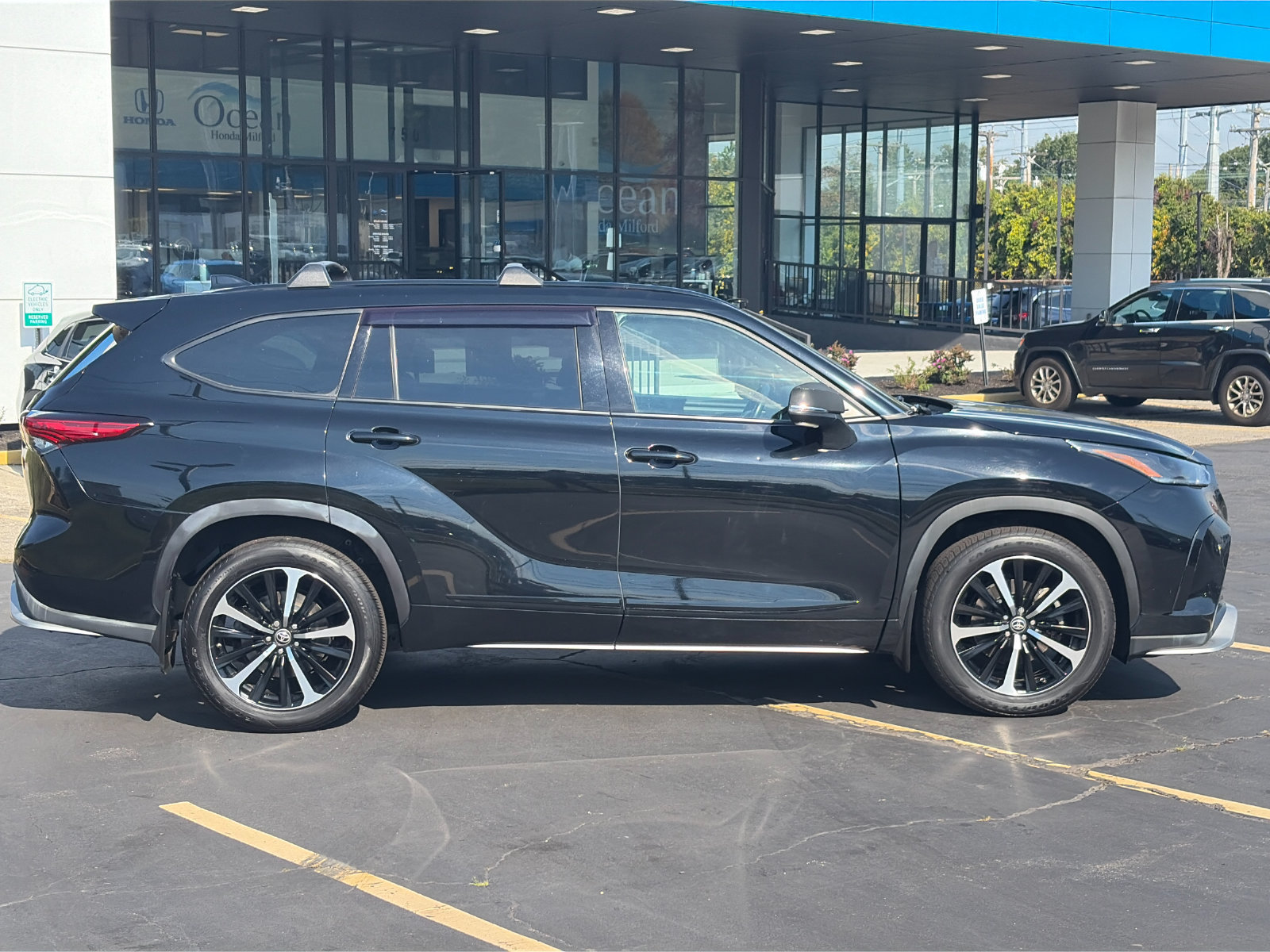 Used 2021 Toyota Highlander XSE AWD/4WD image 6