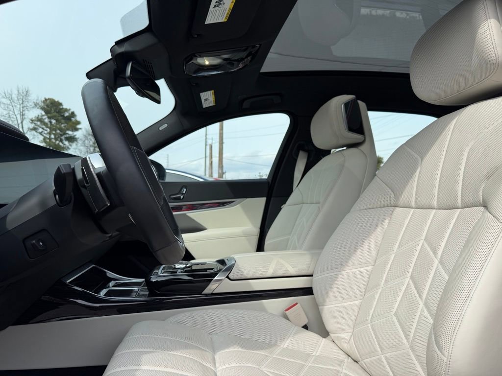 Used 2025 BMW 750e xDrive image 10