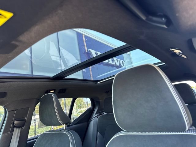 Certified 2025 Volvo XC40 B5 Plus AWD/4WD image 27