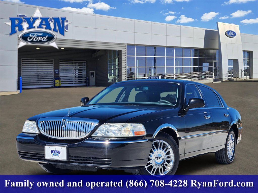 Used 2008 Lincoln Town Car Signature Limited image 1