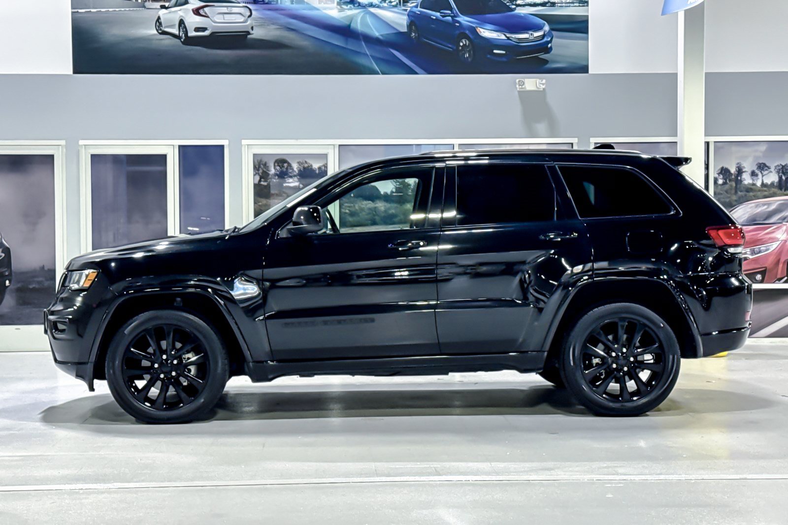 Used 2020 Jeep Grand Cherokee Altitude AWD/4WD image 2