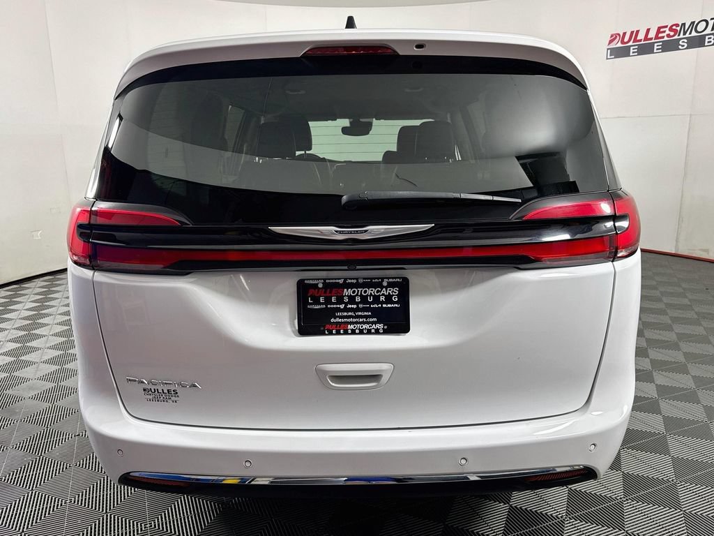 Used 2024 Chrysler Pacifica Touring-L FWD image 6