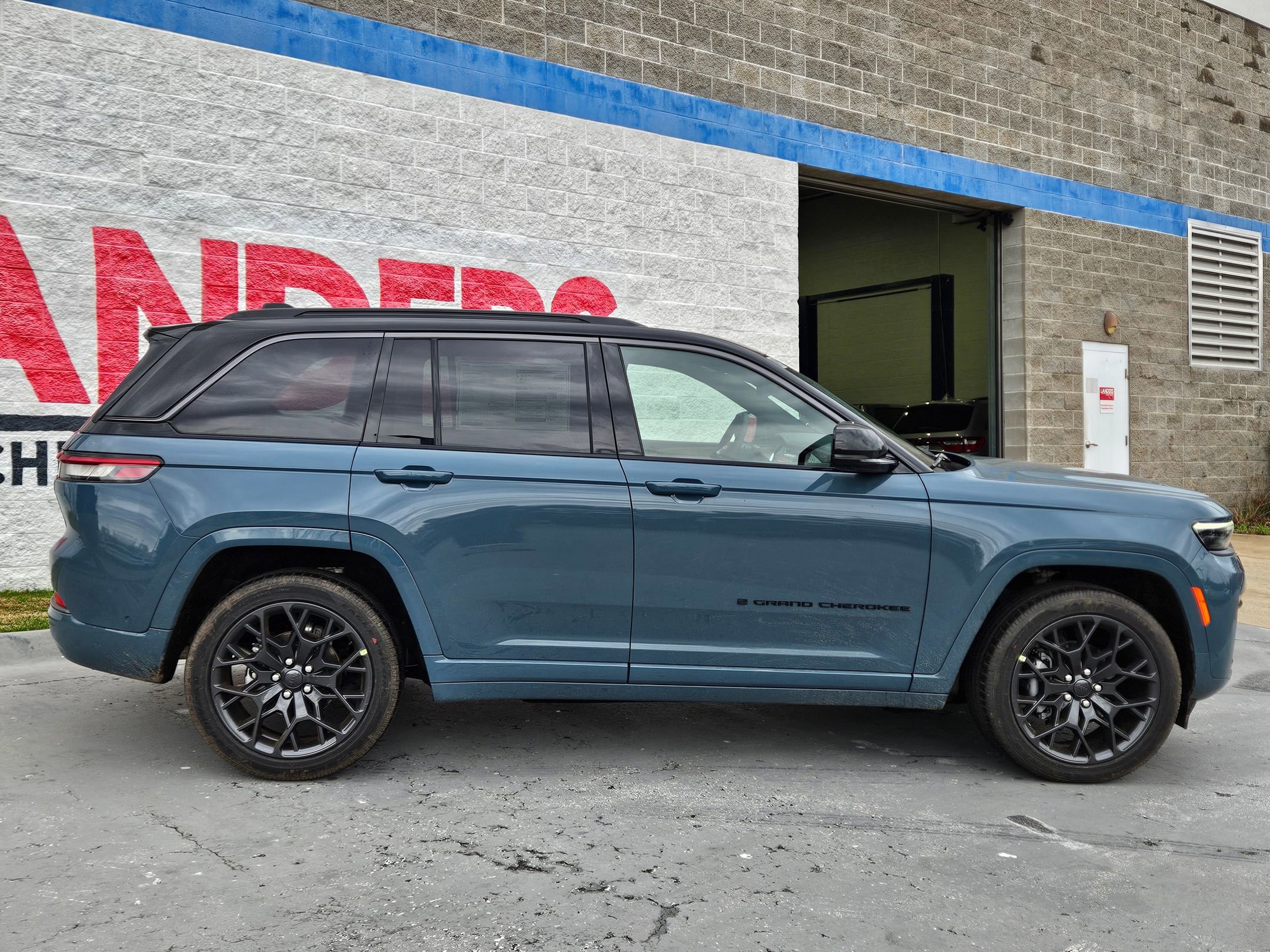 New 2026 Jeep Grand Cherokee Summit image 8