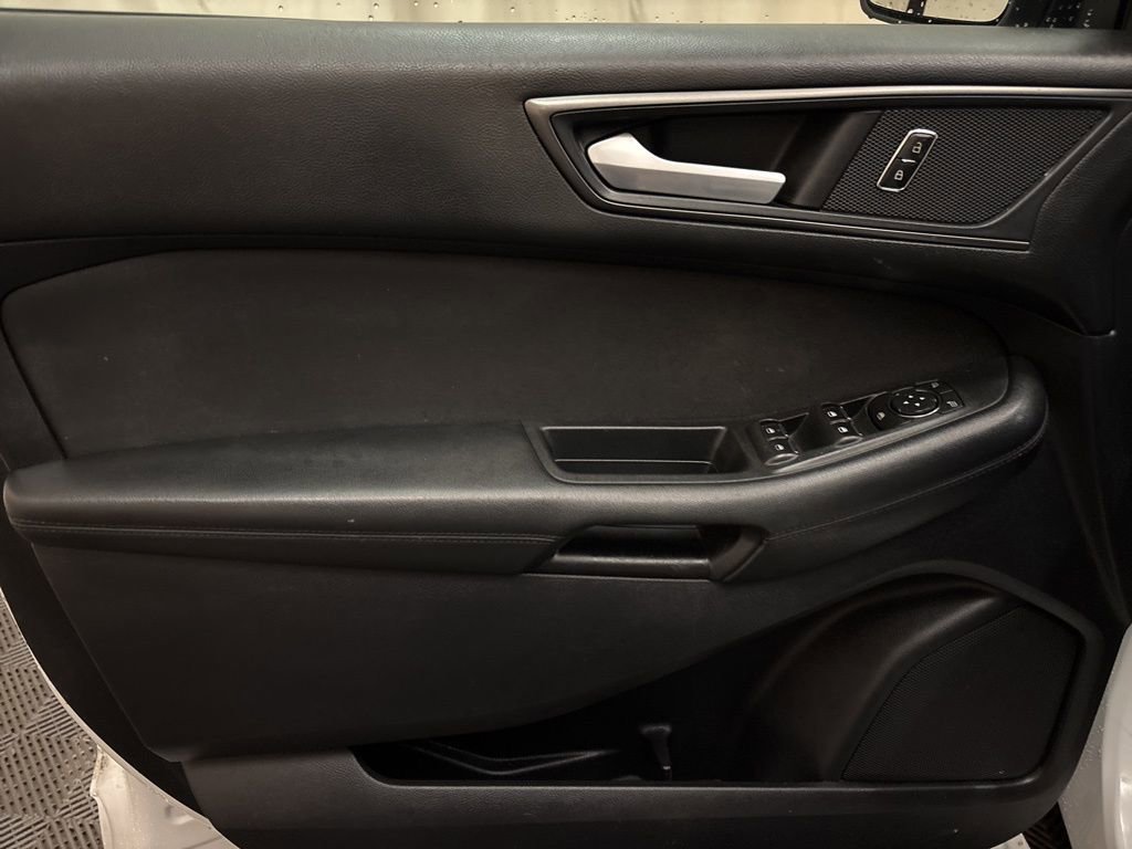 Used 2019 Ford Edge SE image 11