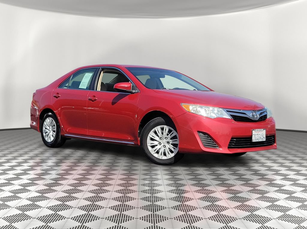 Used 2014 Toyota Camry LE FWD image 2