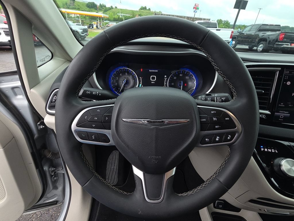 Used 2023 Chrysler Pacifica Touring-L FWD image 17