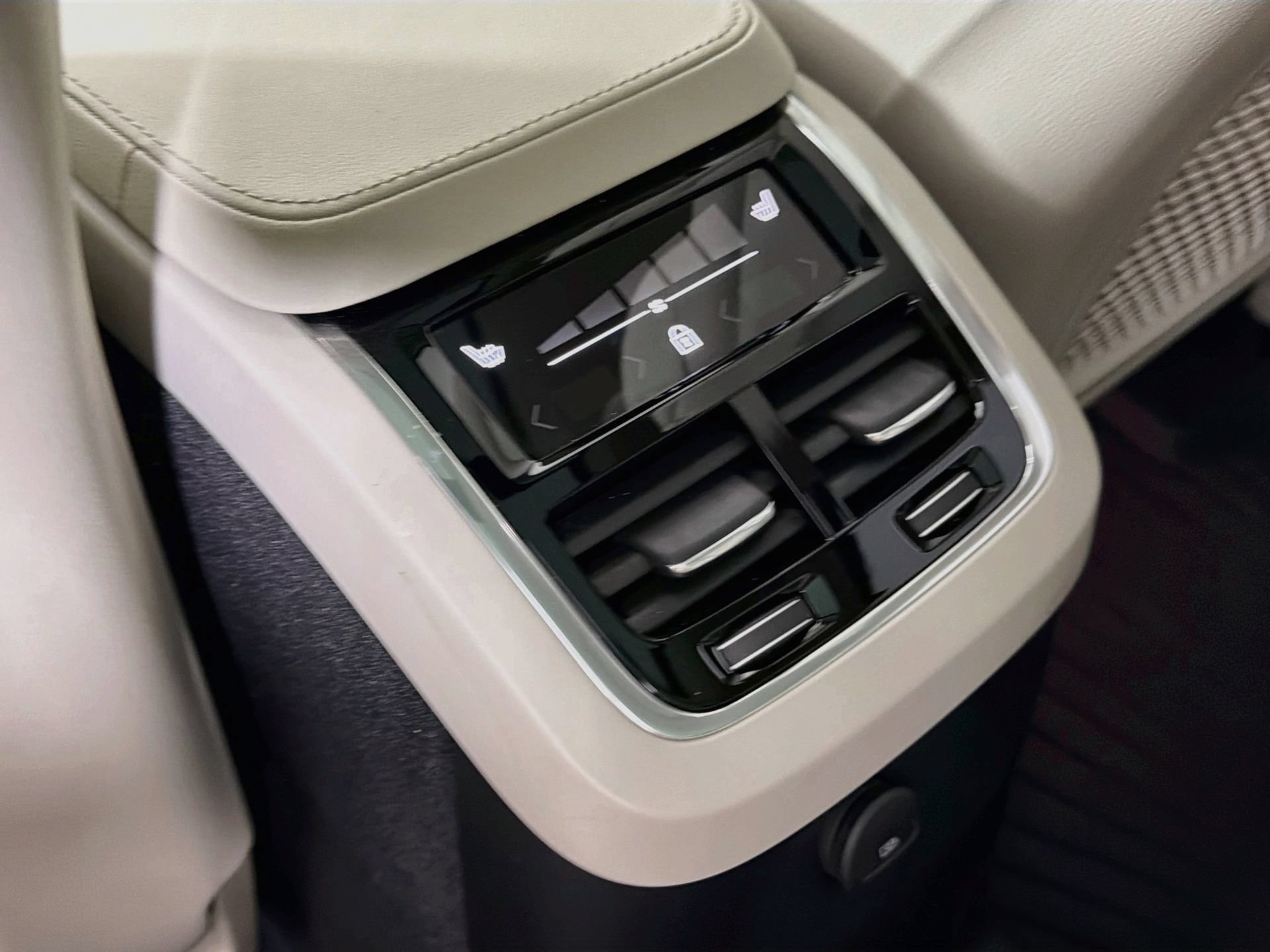 Certified 2024 Volvo XC90 T8 Plus w/ Protection Package Premier AWD/4WD image 27