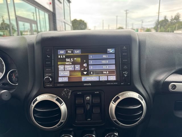 Used 2017 Jeep Wrangler Unlimited Sahara w/ Connectivity Group AWD/4WD image 18