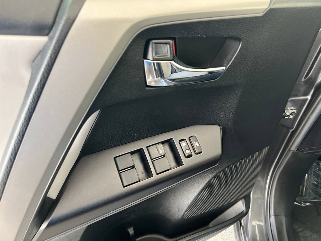 Used 2018 Toyota RAV4 XLE FWD image 13