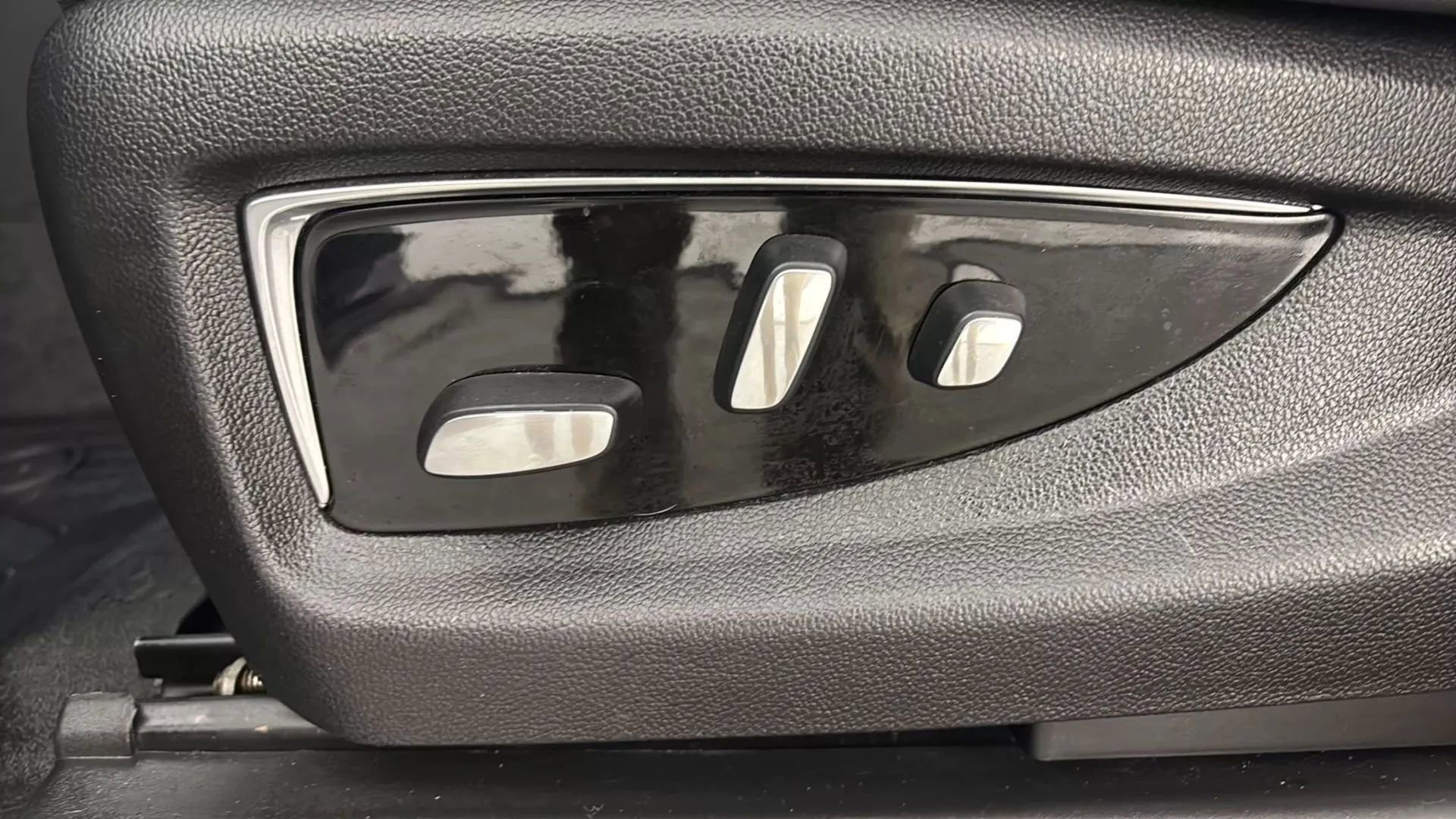 Used 2020 Cadillac Escalade Premium Luxury w/ LPO, Radiant Package image 39