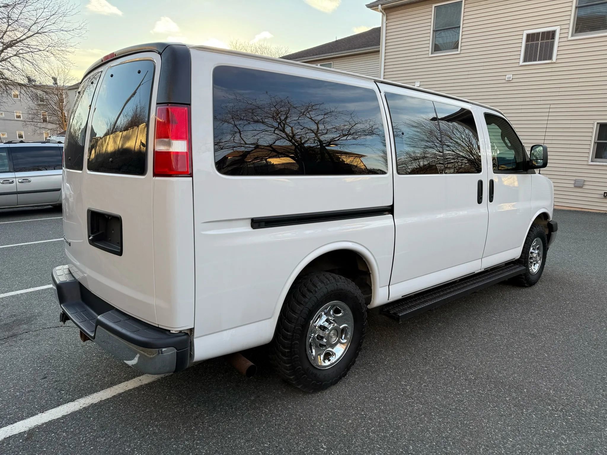Used 2018 Chevrolet Express 3500 LT w/ LT Preferred Equipment Group image 8