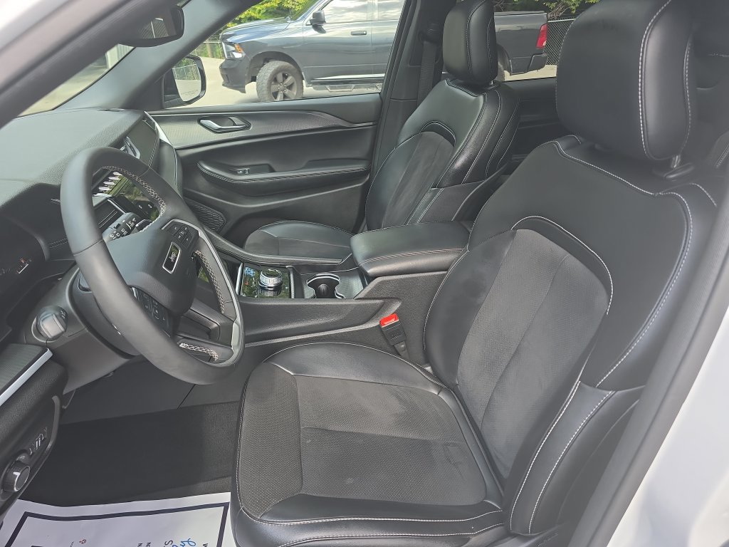 Used 2024 Jeep Grand Cherokee L Altitude AWD/4WD image 15