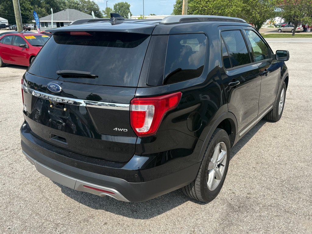 Used 2017 Ford Explorer XLT w/ Equipment Group 201A AWD/4WD image 4