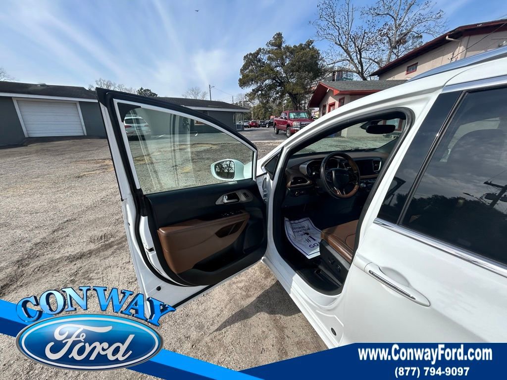 Used 2020 Chrysler Pacifica Limited image 29