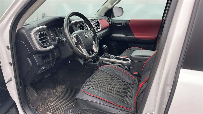Used 2016 Toyota Tacoma SR5 w/ SR5 Appearance Package (SN) RWD image 13