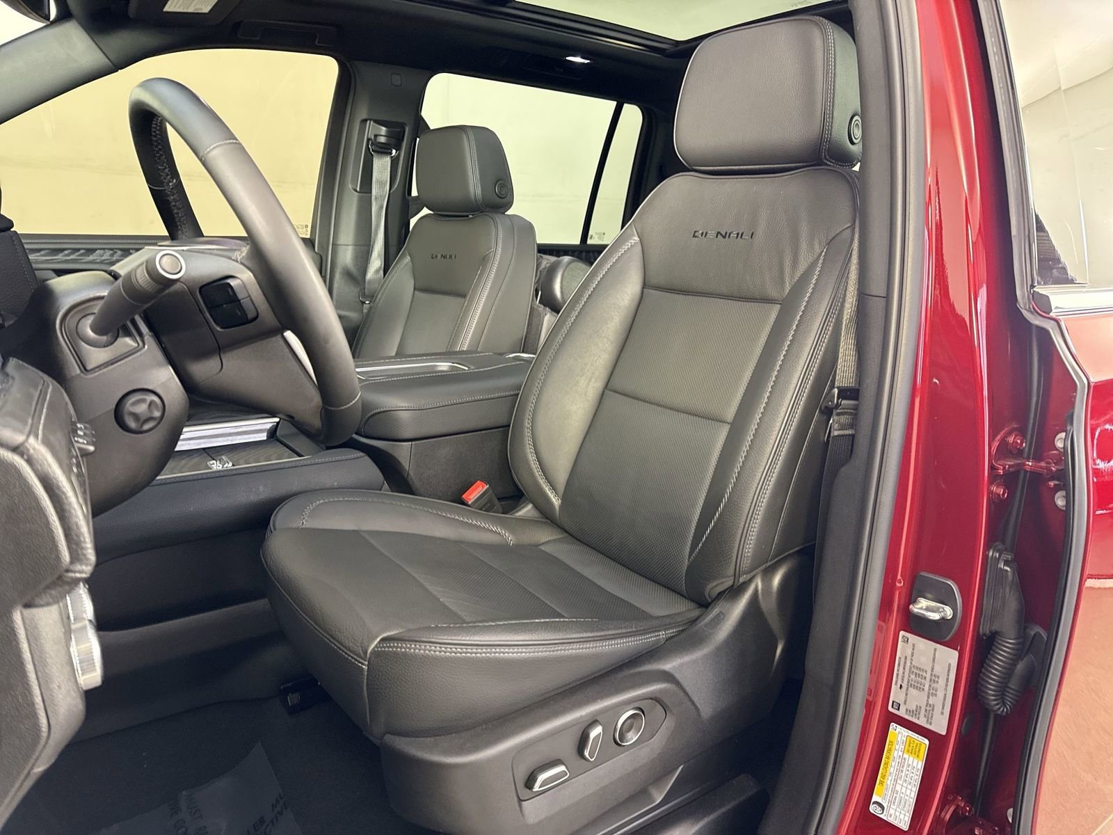 Used 2024 GMC Yukon XL Denali AWD/4WD image 19