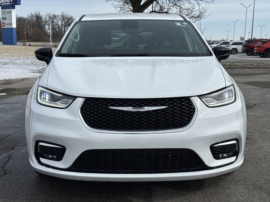 Used 2024 Chrysler Pacifica Touring-L image 3