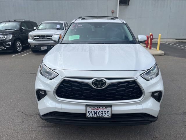 Used 2025 Toyota Highlander XLE image 2