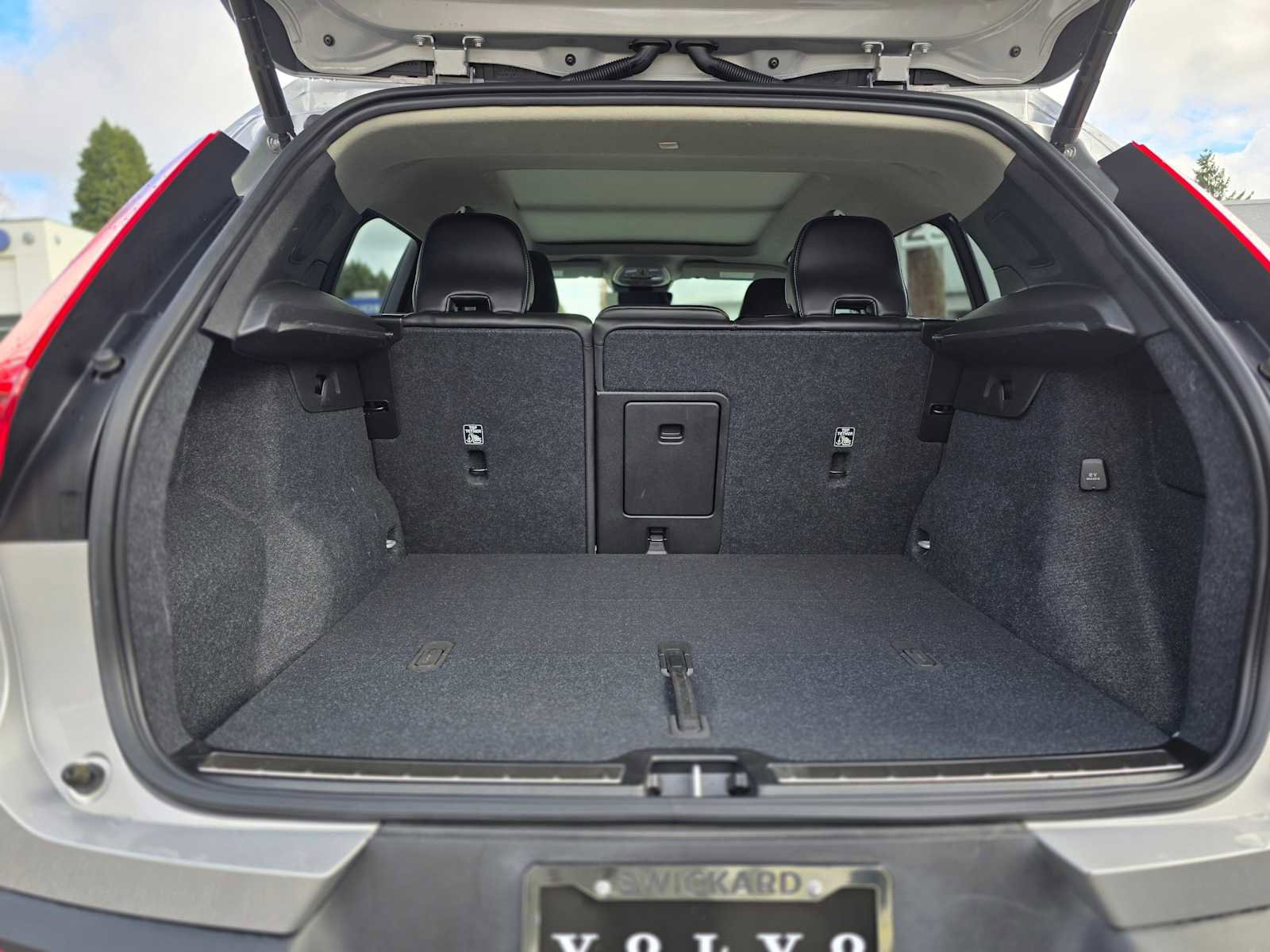 Certified 2023 Volvo XC40 B5 Plus w/ Protection Package Premier image 13