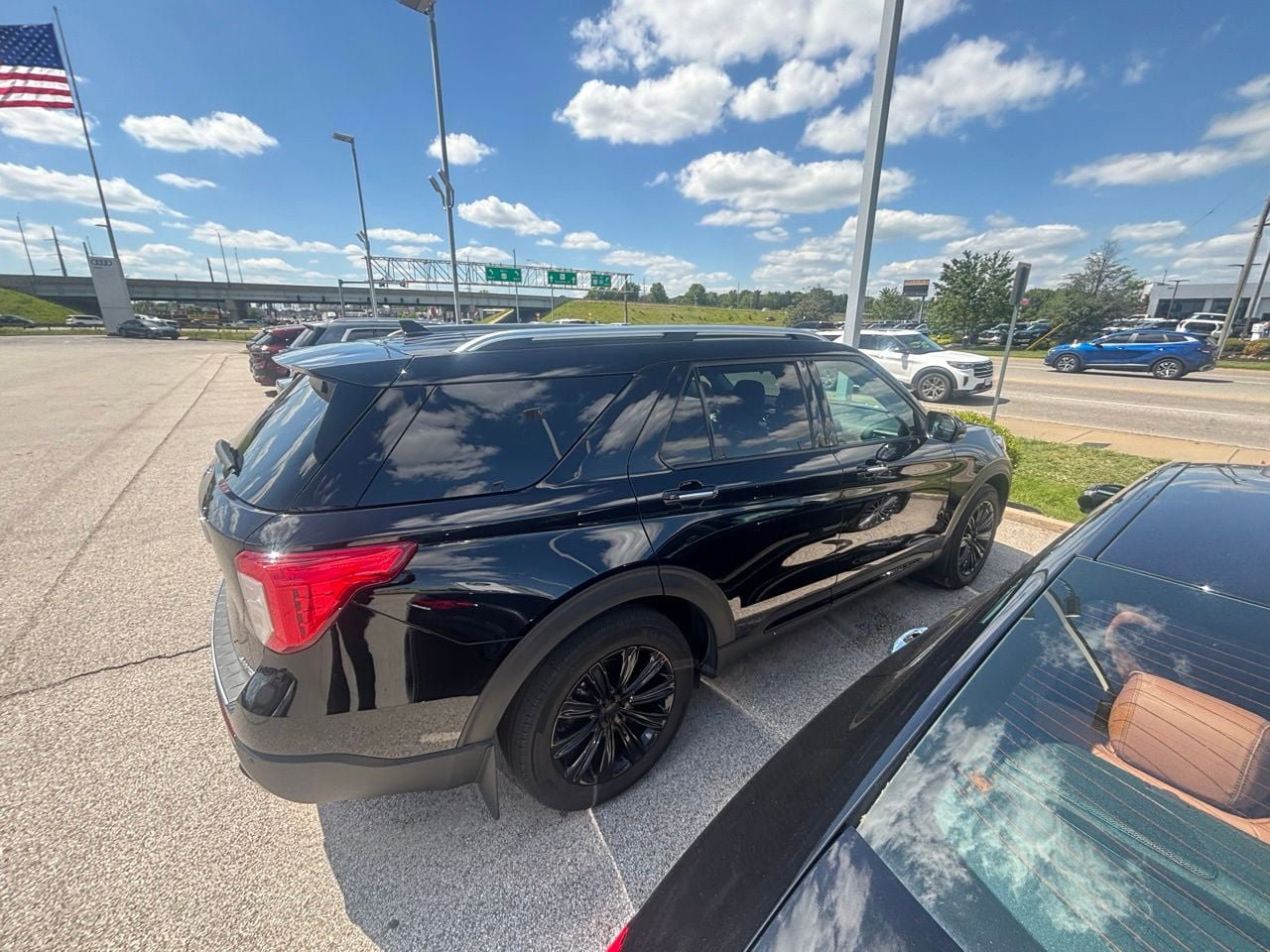 Used 2021 Ford Explorer Limited w/ Equipment Group 301A AWD/4WD image 3