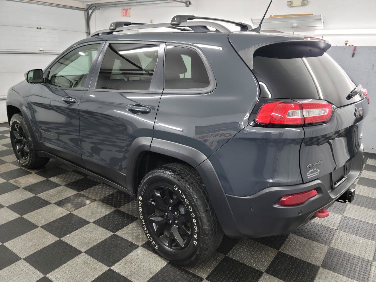 Used 2016 Jeep Cherokee Trailhawk w/ Comfort/Convenience Group AWD/4WD image 3