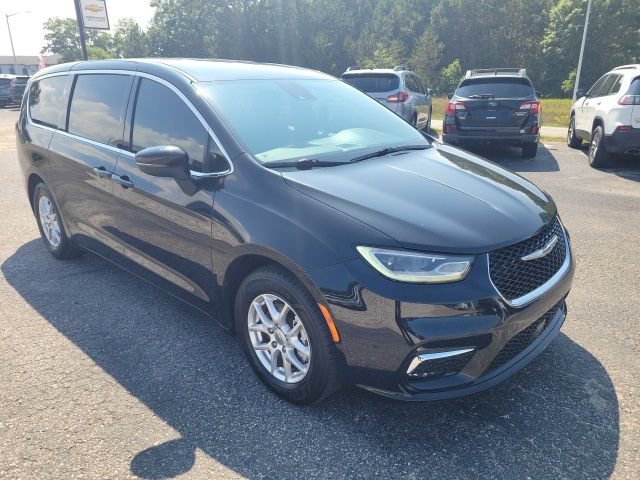 Used 2023 Chrysler Pacifica Touring FWD image 3