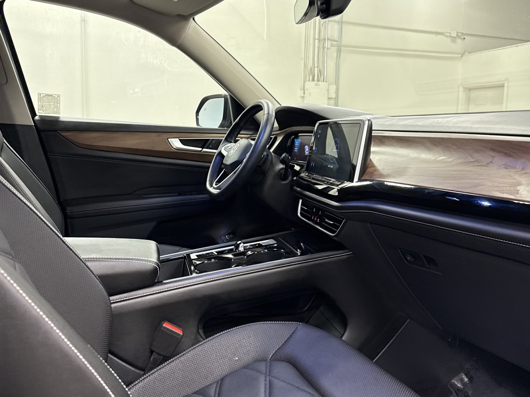 Used 2024 Volkswagen Atlas SE w/ Black Wheel Package image 24