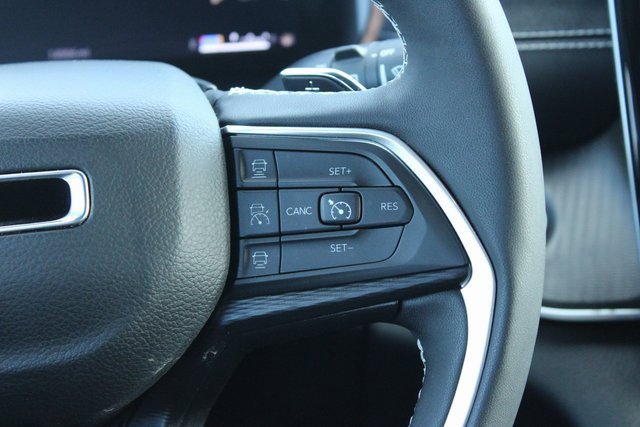 Used 2024 Jeep Grand Cherokee Laredo image 27