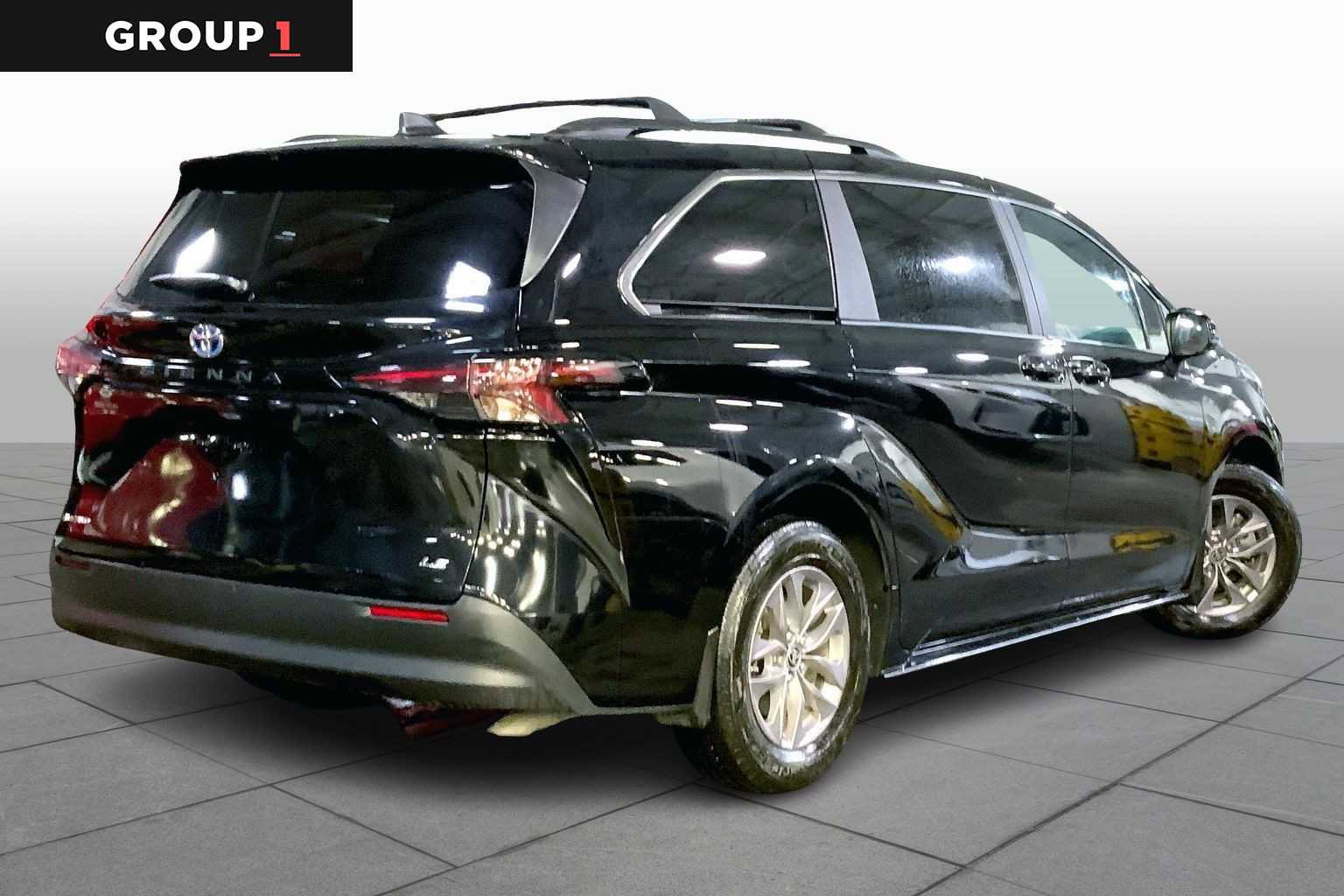 Certified 2025 Toyota Sienna LE image 13