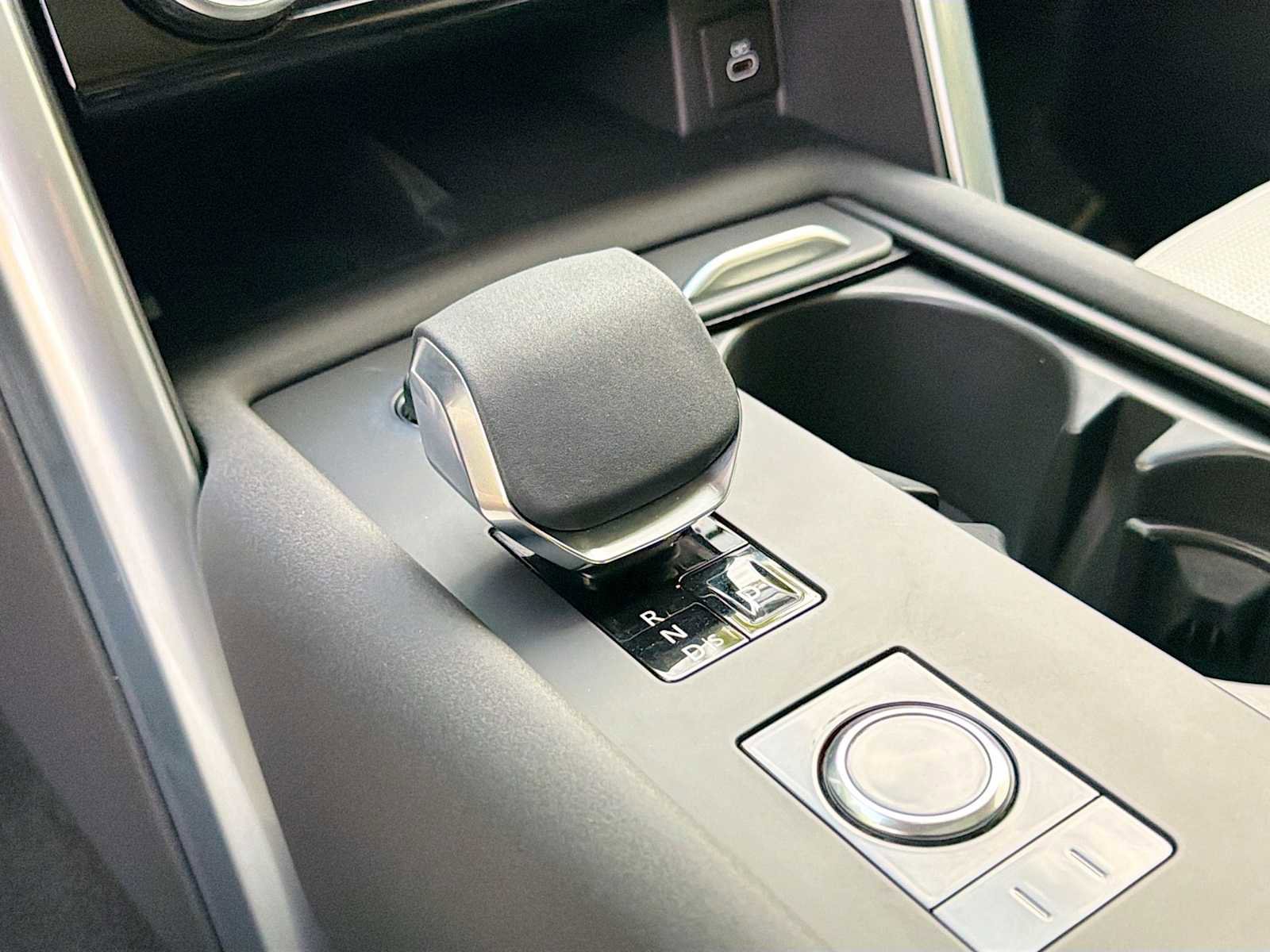Certified 2025 Land Rover Discovery S AWD/4WD image 10