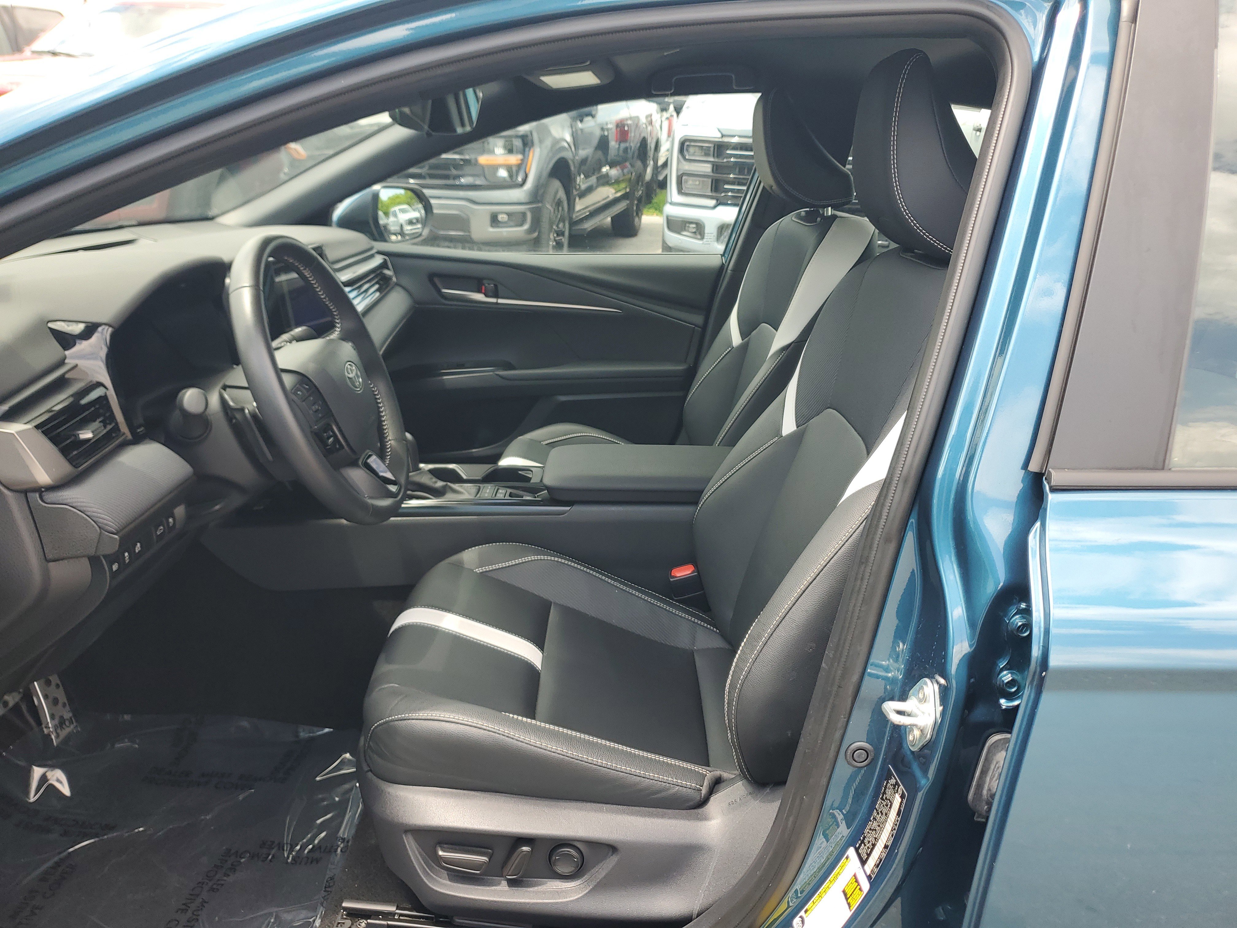 Used 2025 Toyota Camry SE FWD image 11