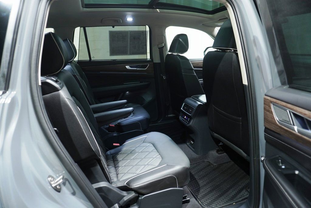 Used 2025 Volkswagen Atlas SEL Premium R-Line AWD/4WD image 17