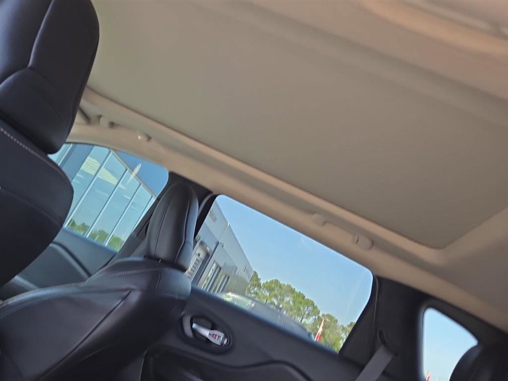 Used 2015 Jeep Cherokee Limited w/ Trailer Tow Group AWD/4WD image 18