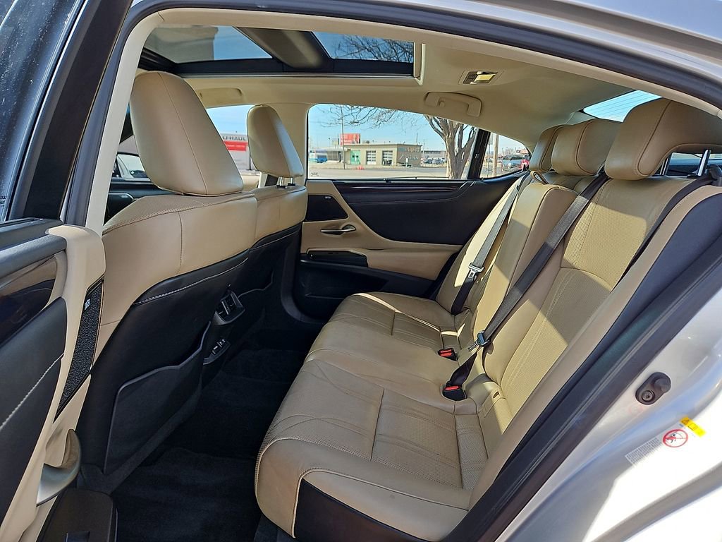 Used 2019 Lexus ES 350 Ultra Luxury w/ Accessory Package image 10