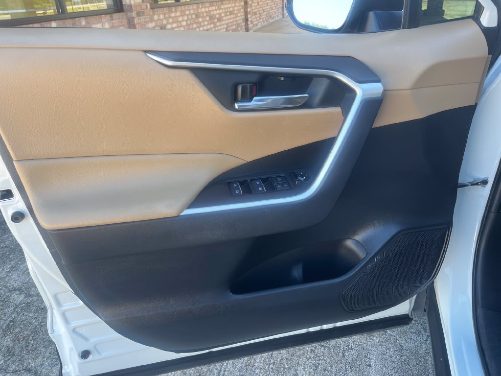 Used 2019 Toyota RAV4 XLE w/ Convenience Package FWD image 11