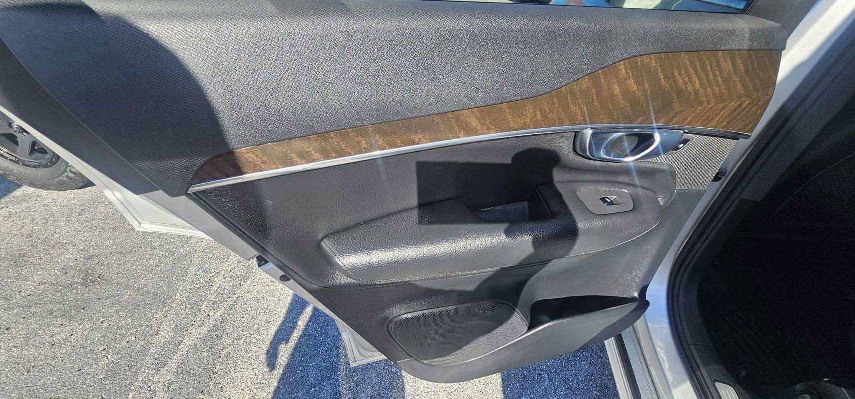 Used 2018 Volvo XC90 T5 Momentum w/ Convenience Package FWD image 16