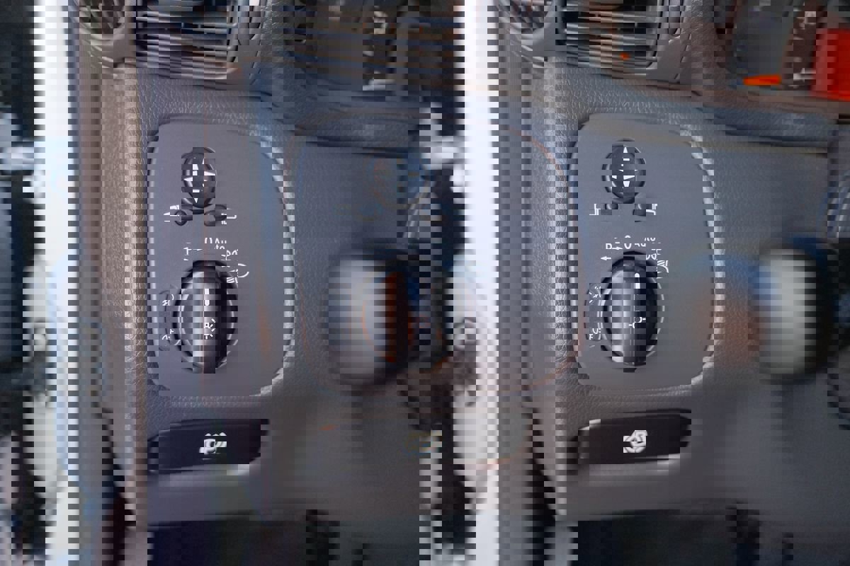 Used 2002 Mercedes-Benz C 320 Sedan image 12