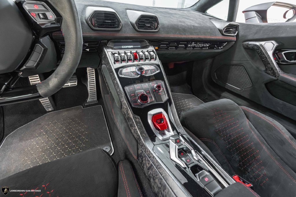 Used 2018 Lamborghini Huracan Performante AWD/4WD image 38