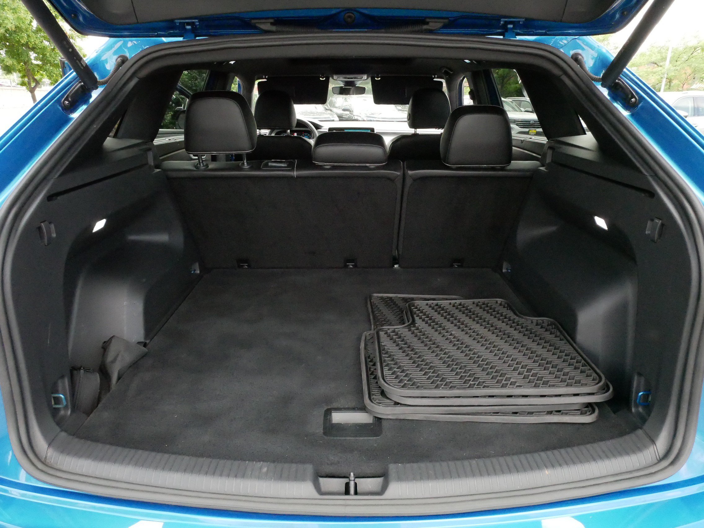 Certified 2024 Volkswagen Atlas Cross Sport SE w/ Panoramic Sunroof Package AWD/4WD image 18