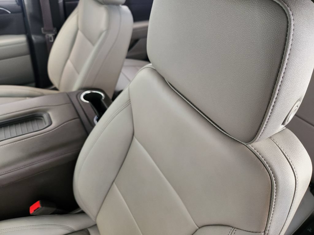 Used 2022 Chevrolet Suburban LT w/ Luxury Package RWD image 24