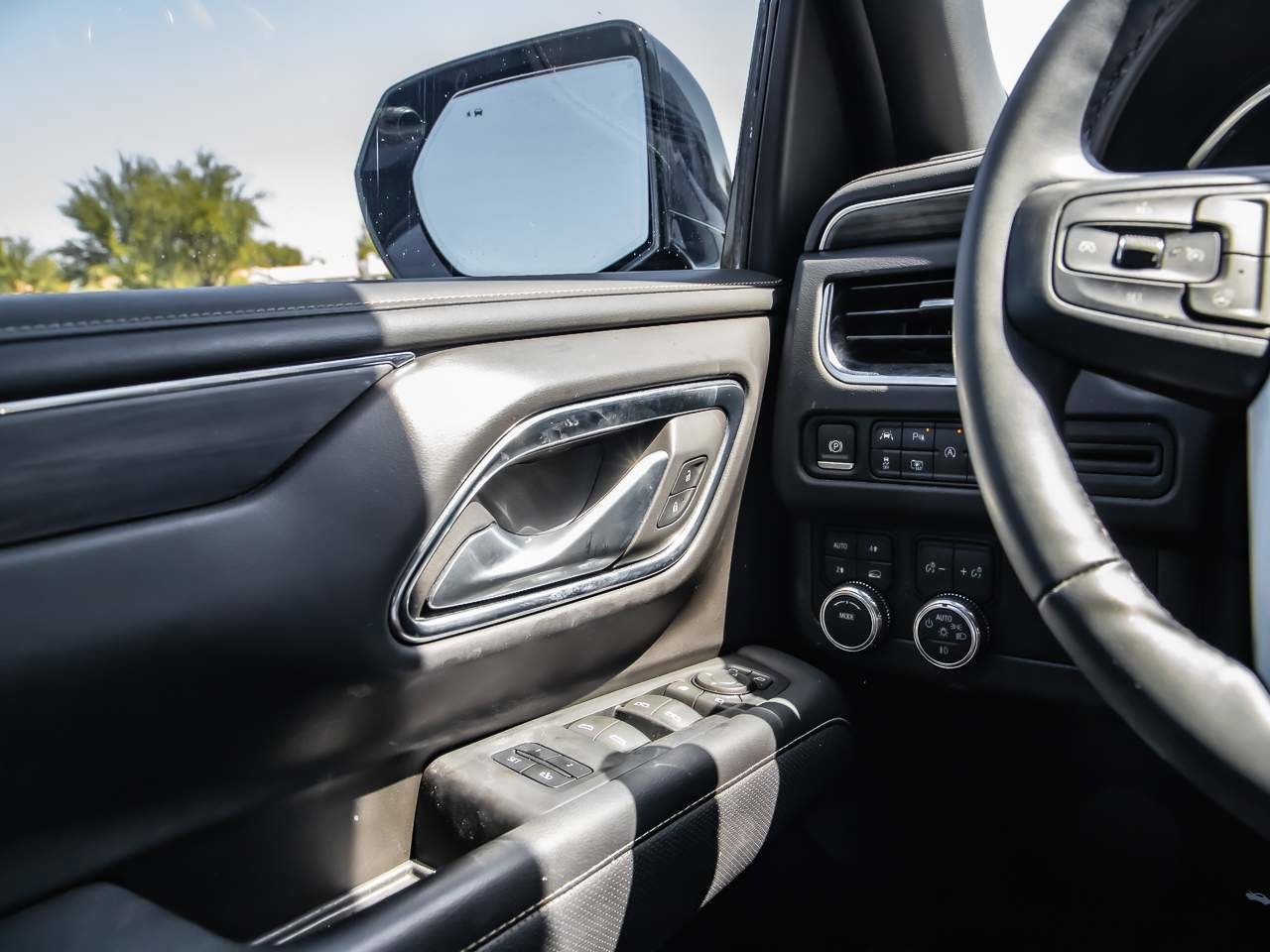 Used 2023 GMC Yukon SLT w/ SLT Luxury Package image 13