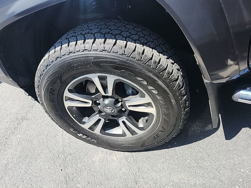 Used 2019 Toyota Tacoma TRD Sport AWD/4WD image 12