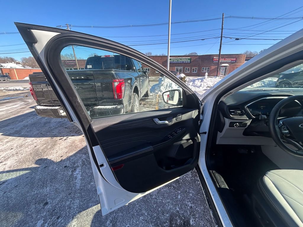 Used 2025 Ford Escape Platinum w/ Premium Technology Package image 12