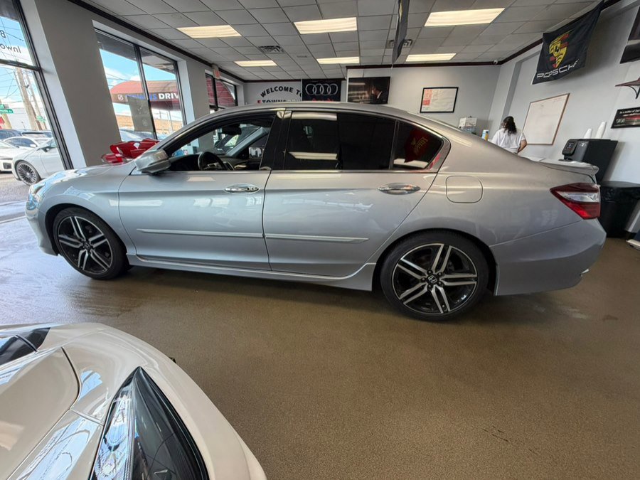 Used 2017 Honda Accord Touring image 8