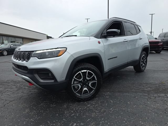 Used 2024 Jeep Compass Trailhawk w/ Trailhawk Elite Group AWD/4WD image 2