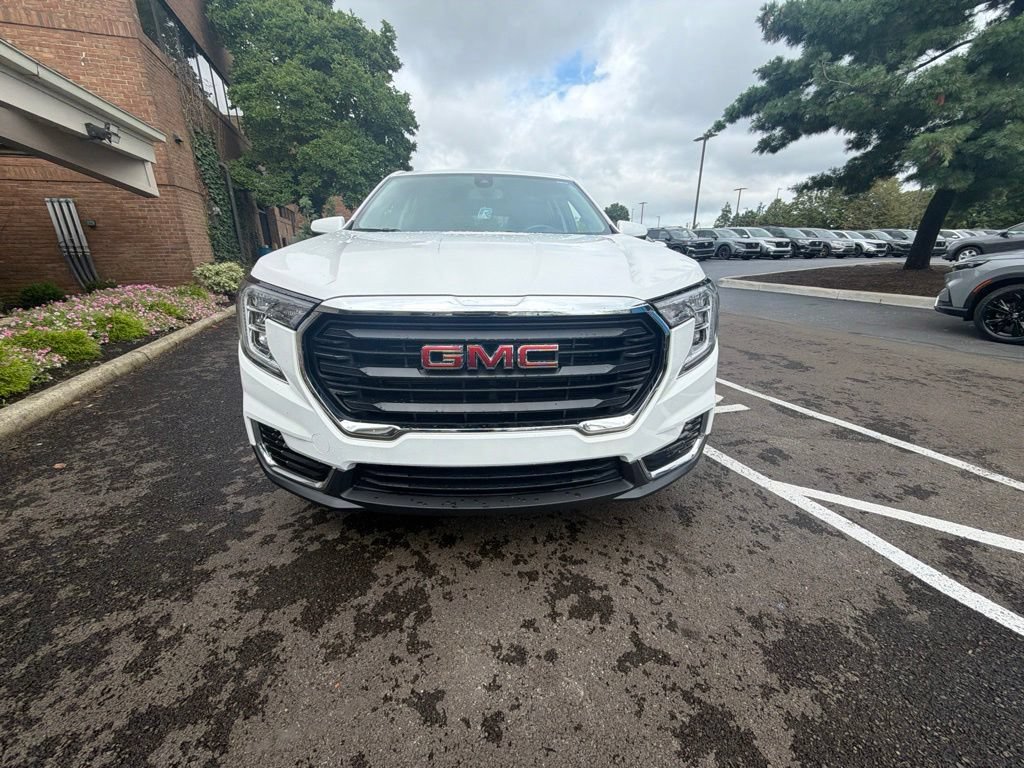 Used 2023 GMC Terrain SLE FWD image 2