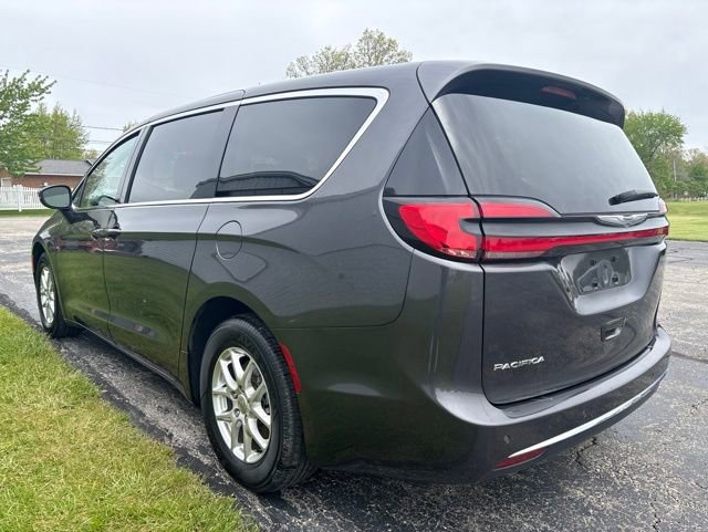 Used 2023 Chrysler Pacifica Touring-L FWD image 2