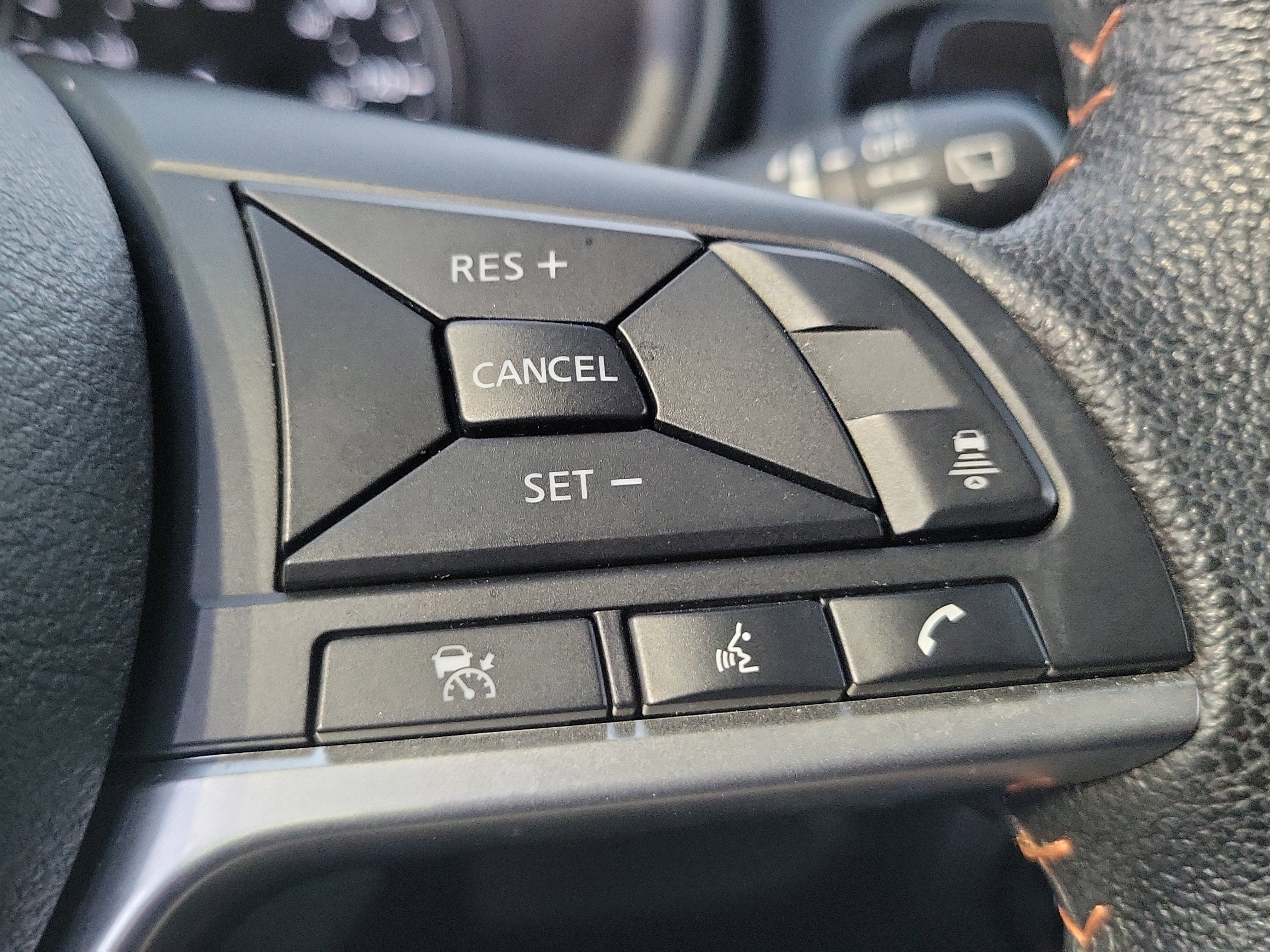 Used 2023 Nissan Kicks SR image 8